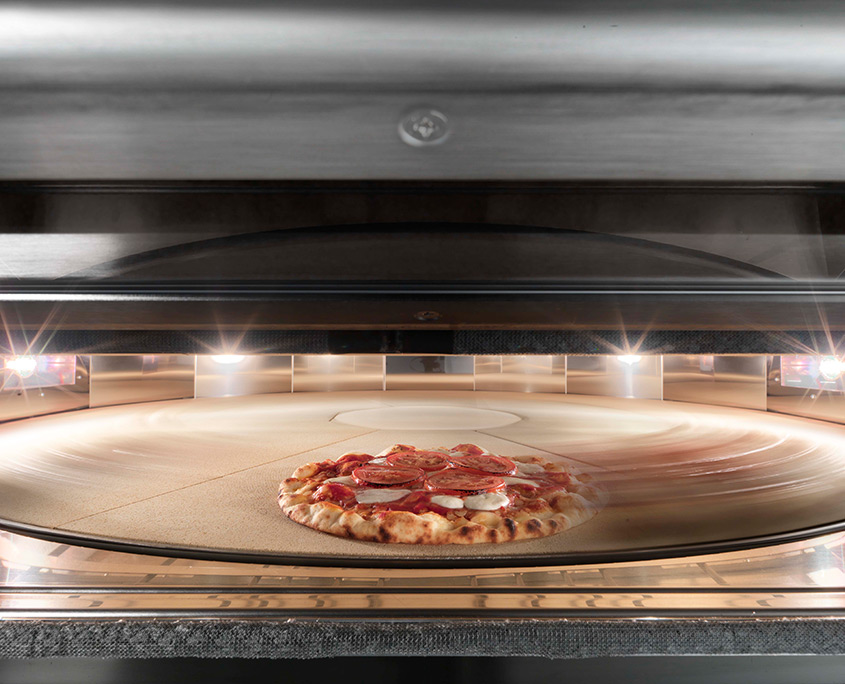 Giotto rotating base oven with pizza in motion